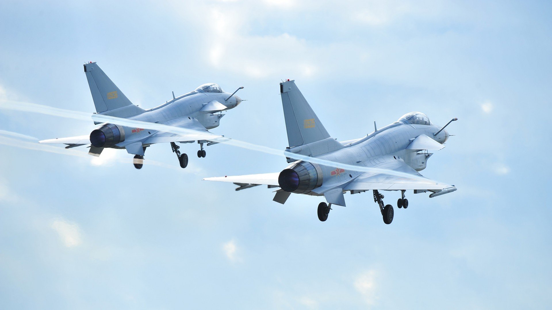 “新都兴城垒球赛：选手全力拼搏，谁将捧起金牌？”