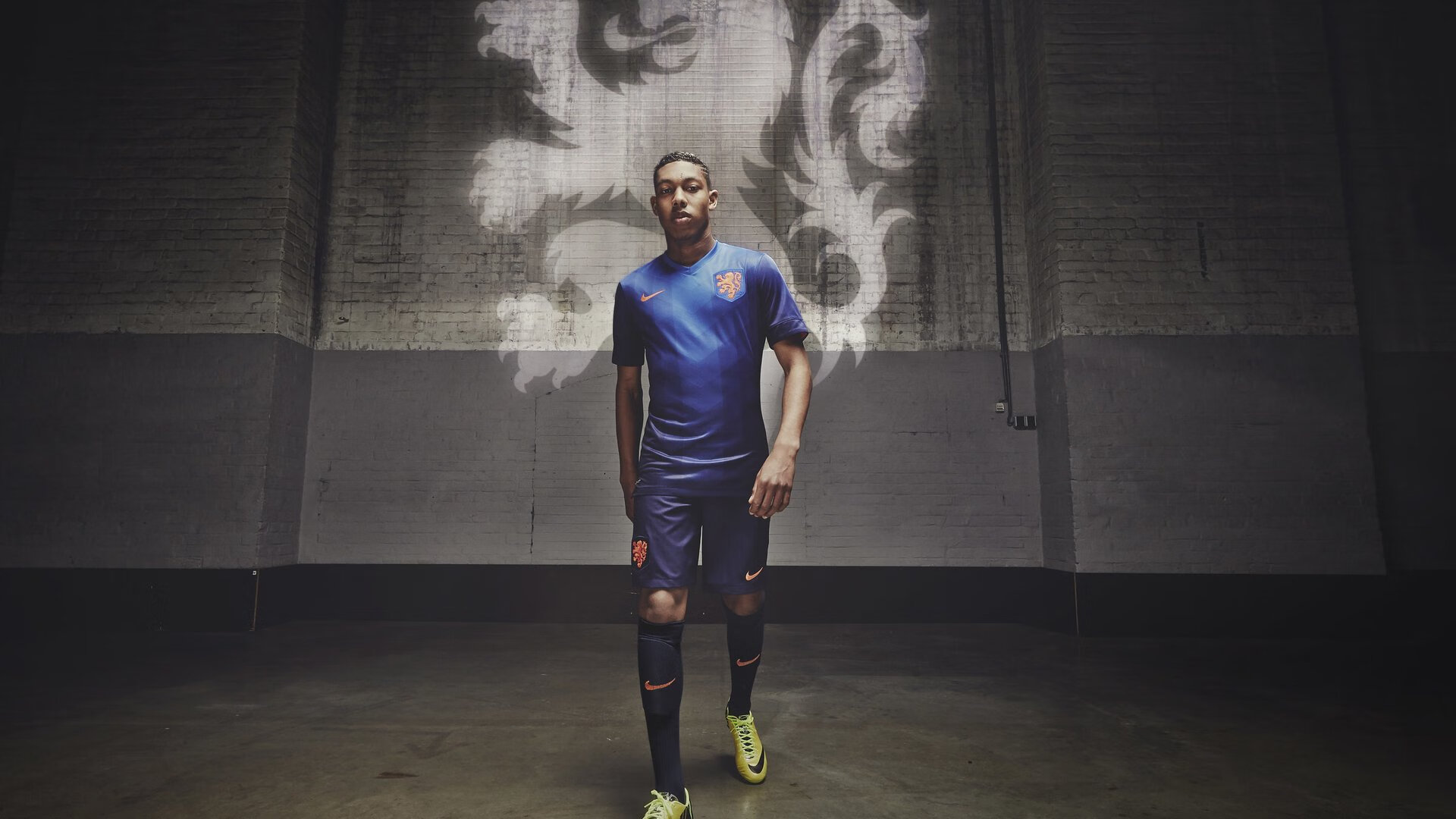 “飞盘争夺:三叉湖田径场上演极速空中对抗”