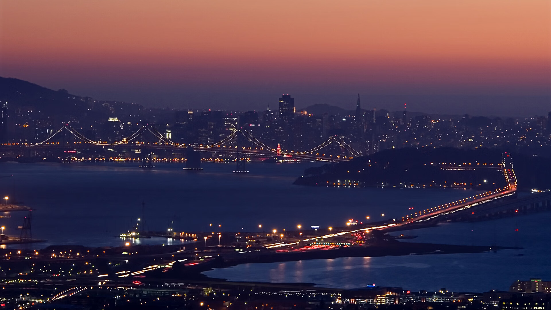 “飞盘争夺:三叉湖田径场上演极速空中对抗”